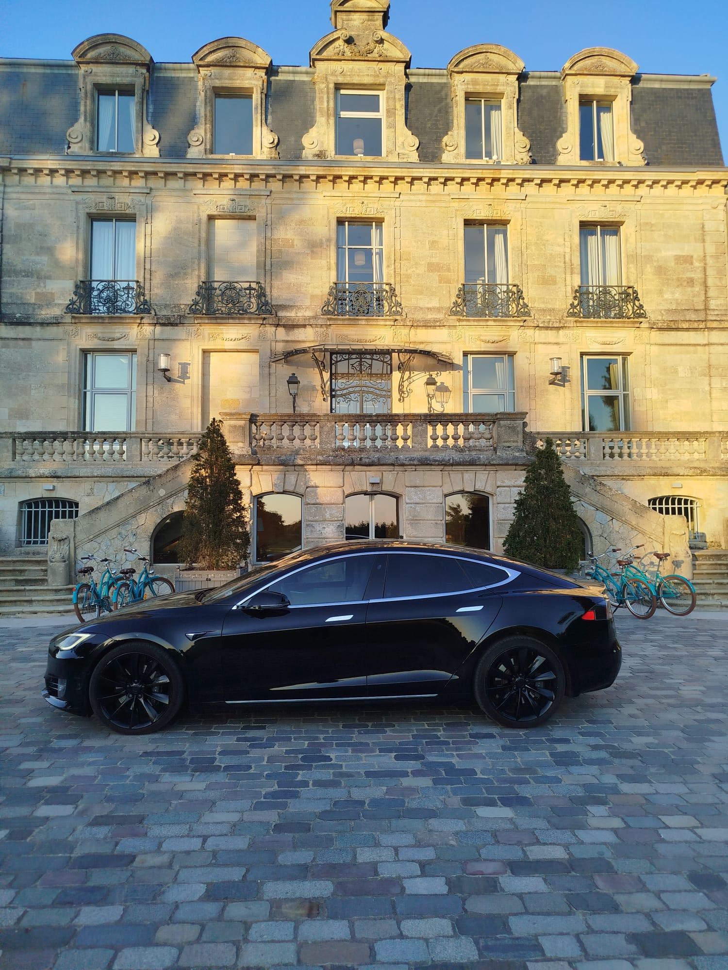 Tesla Model S noire devant une façade bordelaise